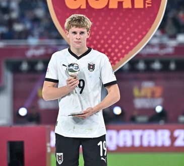 Johannes Moser mit der Trophäe des Torschützenkönig der U17 WM