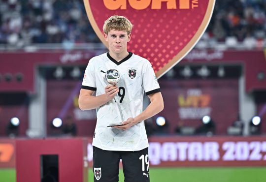 Johannes Moser mit der Trophäe des Torschützenkönig der U17 WM