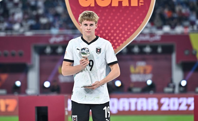 Johannes Moser mit der Trophäe des Torschützenkönig der U17 WM