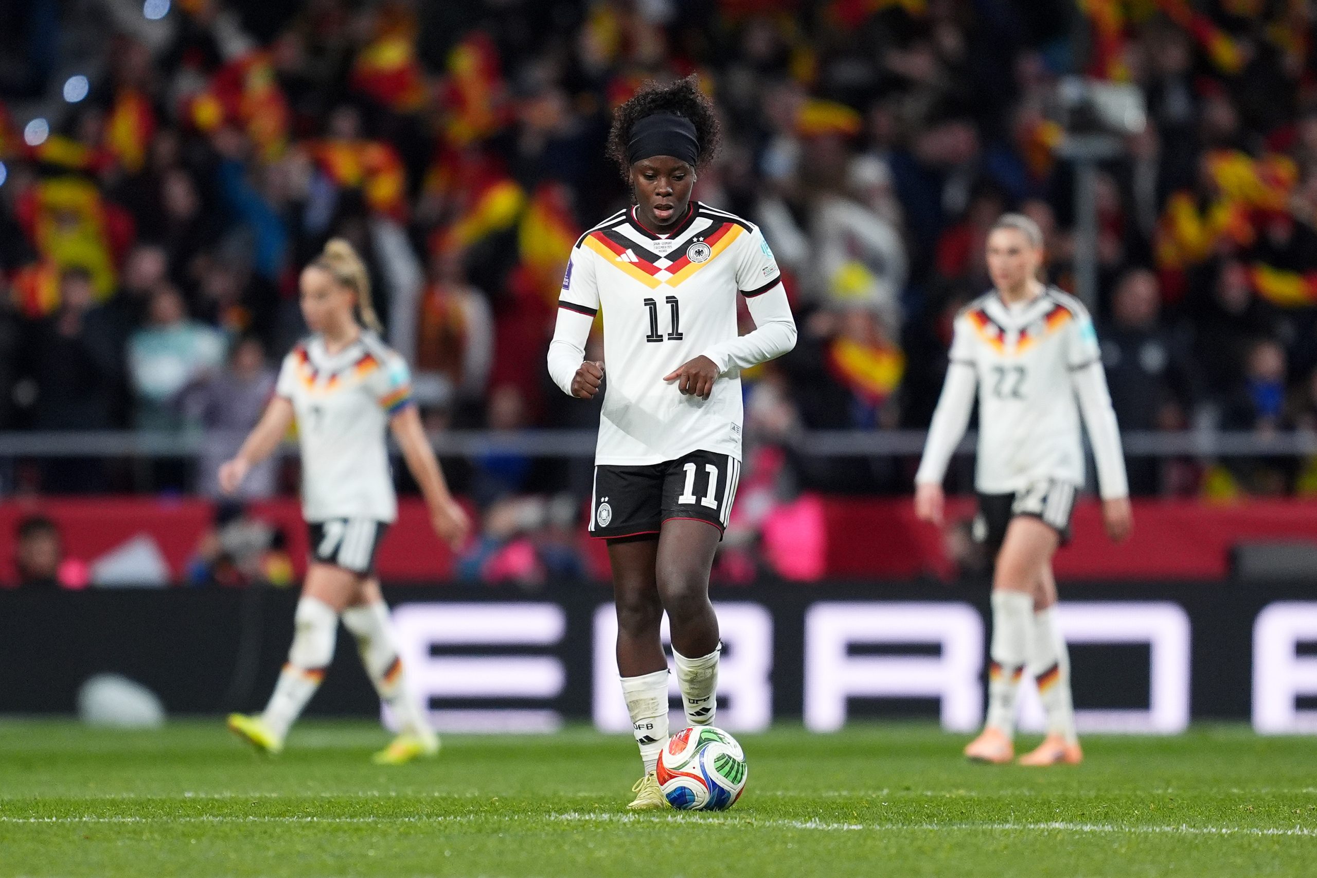Nicole Anyomi, Giulia Gwinn und Jule Brand im Trikot des DFB