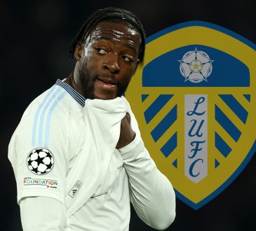 Axel Disasi mit Leeds United Logo im Hintergrund