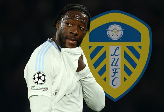 Axel Disasi mit Leeds United Logo im Hintergrund