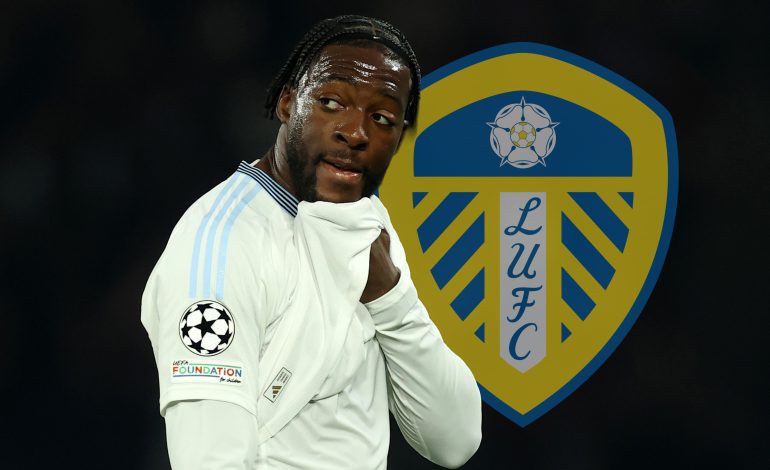 Axel Disasi mit Leeds United Logo im Hintergrund