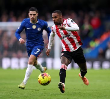 Rico Henry läuft mit dem Ball an einem Spieler von Chelsea vorbei.