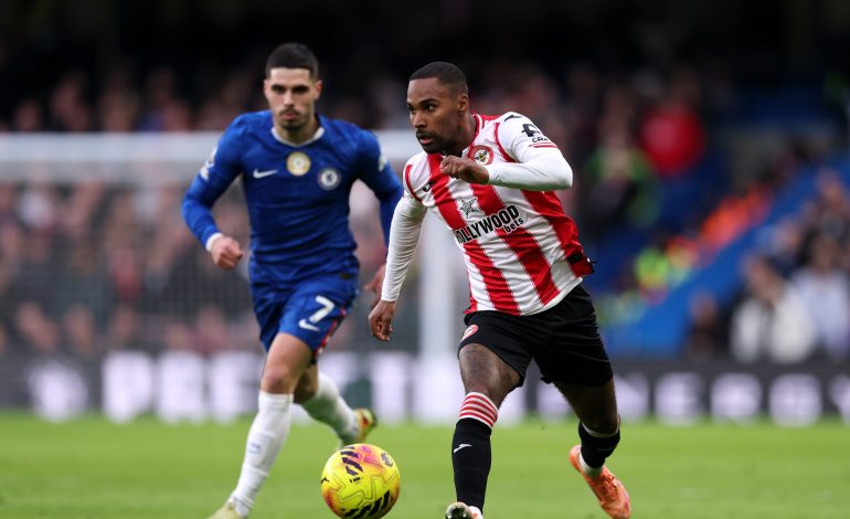 Rico Henry läuft mit dem Ball an einem Spieler von Chelsea vorbei.