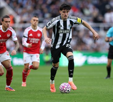 Tino Livramento im Dribbling, verfolgt von Riccardo Calafiori.