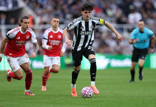 Tino Livramento im Dribbling, verfolgt von Riccardo Calafiori.