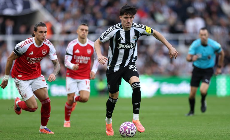 Tino Livramento im Dribbling, verfolgt von Riccardo Calafiori.