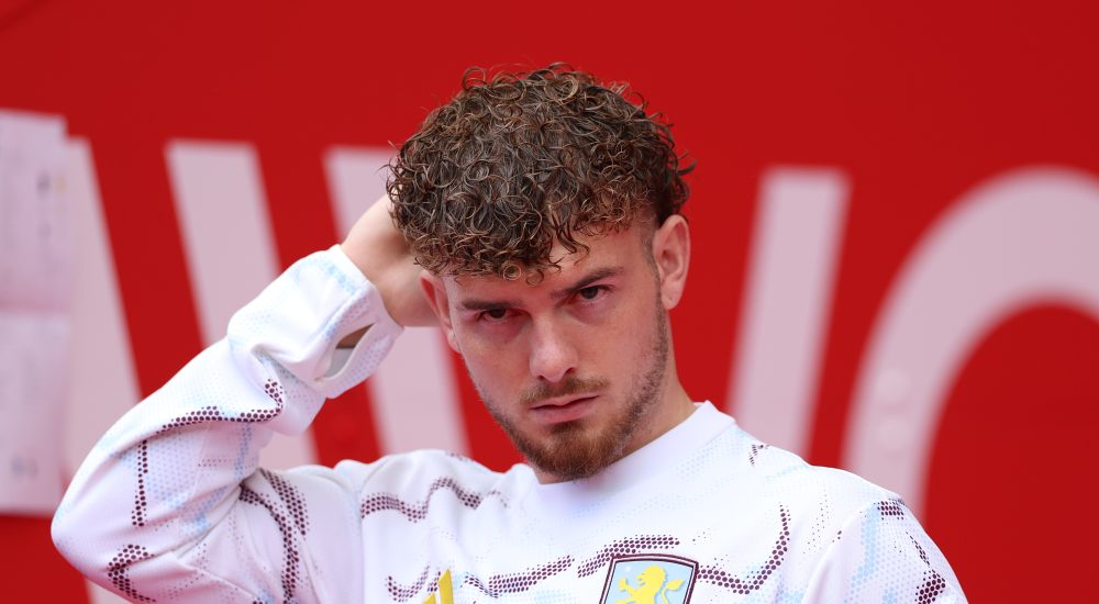 Harvey Elliott im Trainingsanzug von Aston Villa