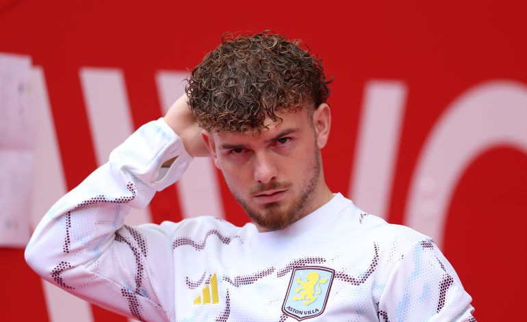 Harvey Elliott im Trainingsanzug von Aston Villa