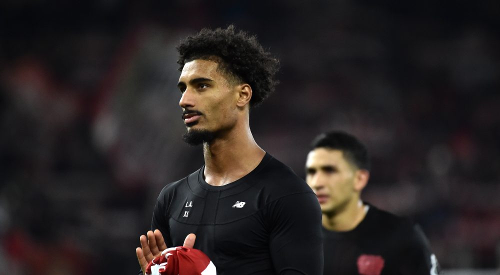 Loic Badé applaudiert nach dem Champions League Spiel gegen Olympiakos Piräus zu den mitgereisten Bayer 04 Leverkusen Fans.