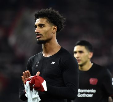 Loic Badé applaudiert nach dem Champions League Spiel gegen Olympiakos Piräus zu den mitgereisten Bayer 04 Leverkusen Fans.