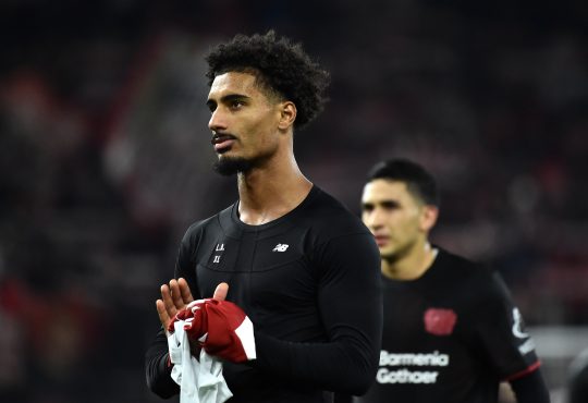 Loic Badé applaudiert nach dem Champions League Spiel gegen Olympiakos Piräus zu den mitgereisten Bayer 04 Leverkusen Fans.