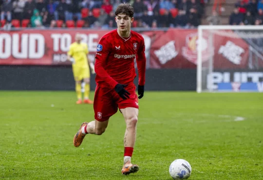 Ruud Nijstad rennt mit Ball im roten Trikot.