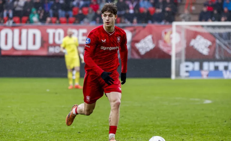 Ruud Nijstad rennt mit Ball im roten Trikot.