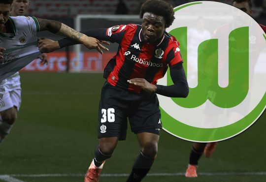 Hamilton-Matsounga im Trikot von OGC Nizza. Im Hintergrund ist das Logo vom VfL Wolfsburg zu sehen