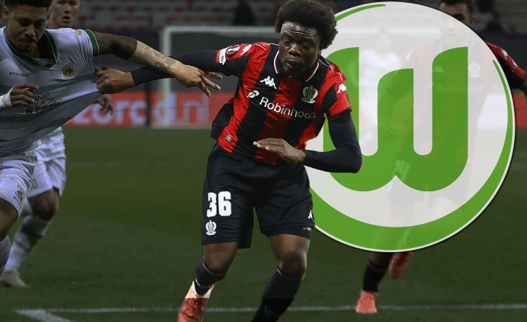 Hamilton-Matsounga im Trikot von OGC Nizza. Im Hintergrund ist das Logo vom VfL Wolfsburg zu sehen