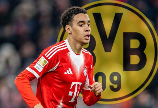 Jamal Musiala im Trikot von Bayern München. Im Hintergrund das Logo von Borussia Dortmund.