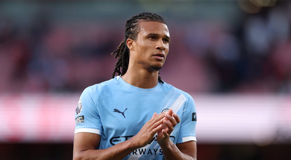 Nathan Ake von Manchester City klatscht zu den Fans
