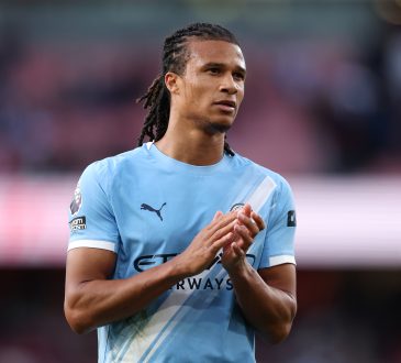 Nathan Ake von Manchester City klatscht zu den Fans