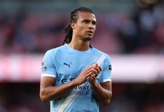 Nathan Ake von Manchester City klatscht zu den Fans