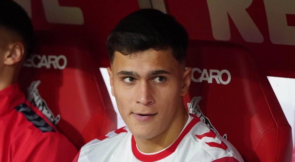 1. FC Köln-Spieler Emin Kujovic sitzt auf der Auswechselbank.