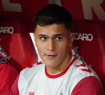 1. FC Köln-Spieler Emin Kujovic sitzt auf der Auswechselbank.