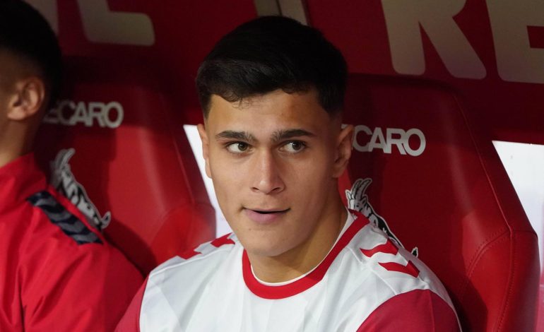 1. FC Köln-Spieler Emin Kujovic sitzt auf der Auswechselbank.