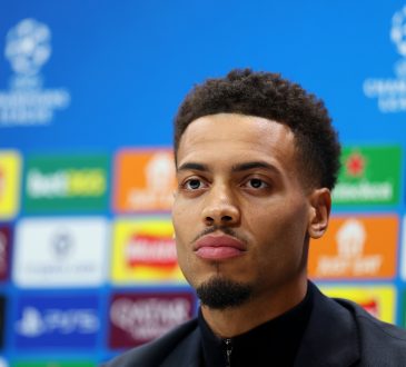 Felix Nmecha bei einer Pressekonferenz vor einem Champions-League-Spiel von Borussia Dortmund.