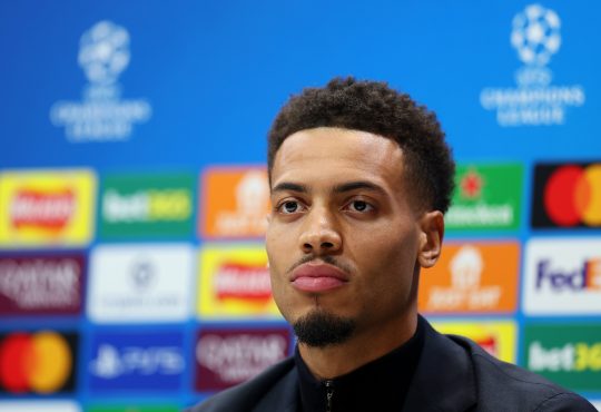 Felix Nmecha bei einer Pressekonferenz vor einem Champions-League-Spiel von Borussia Dortmund.