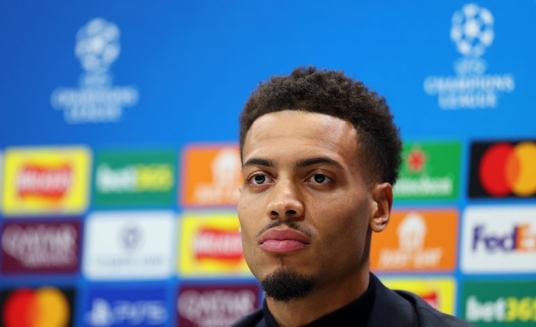 Felix Nmecha bei einer Pressekonferenz vor einem Champions-League-Spiel von Borussia Dortmund.