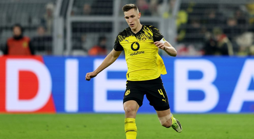 Schlotterbeck spielt den Ball bei Borussia Dortmund.