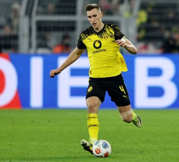 Schlotterbeck spielt den Ball bei Borussia Dortmund.