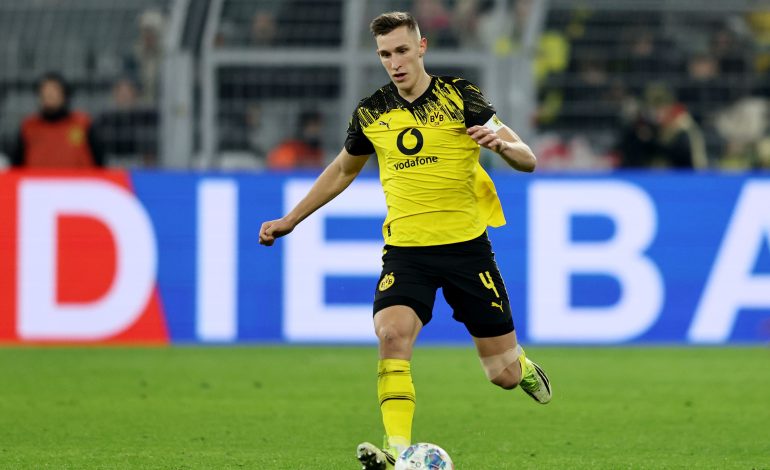 Schlotterbeck spielt den Ball bei Borussia Dortmund.