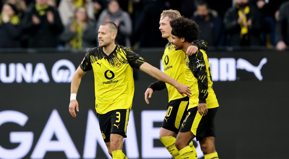 Karim Adeyemi, Julian Brandt und Waldemar Anton bejubeln ein Tor für Borussia Dortmund