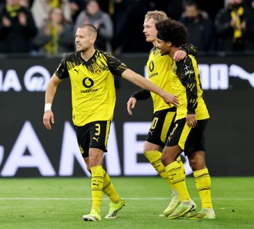 Karim Adeyemi, Julian Brandt und Waldemar Anton bejubeln ein Tor für Borussia Dortmund