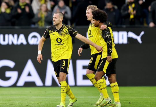 Karim Adeyemi, Julian Brandt und Waldemar Anton bejubeln ein Tor für Borussia Dortmund