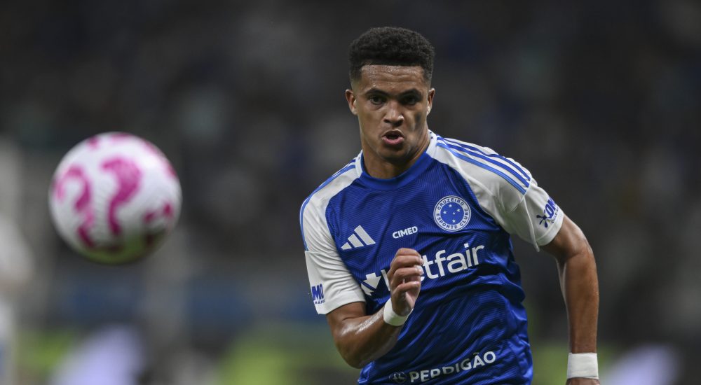 Kaua Prates von Cruzeiro Belo Horizonte - wechselt zu Borussia Dortmund / BVB - jagt einem Ball hinterher