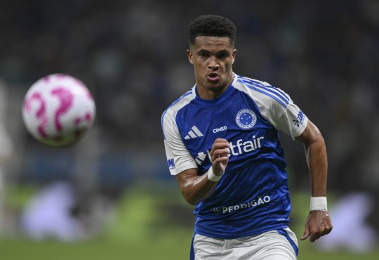 Kaua Prates von Cruzeiro Belo Horizonte - wechselt zu Borussia Dortmund / BVB - jagt einem Ball hinterher