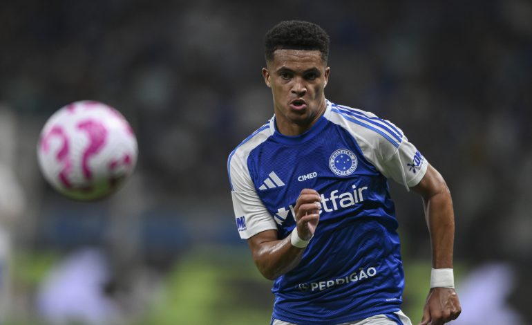 Kaua Prates von Cruzeiro Belo Horizonte - wechselt zu Borussia Dortmund / BVB - jagt einem Ball hinterher