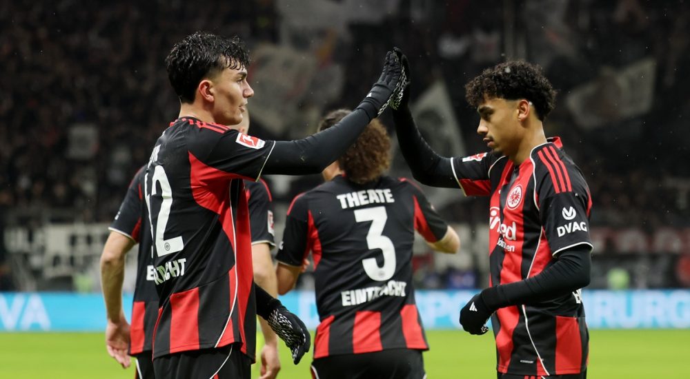 Can Uzun von Eintracht Frankfurt jubelt nach seinem ersten Treffer mit seinem Teamkollegen Nathaniel Brown während des Bundesliga-Spiels zwischen Eintracht Frankfurt und Borussia Dortmund