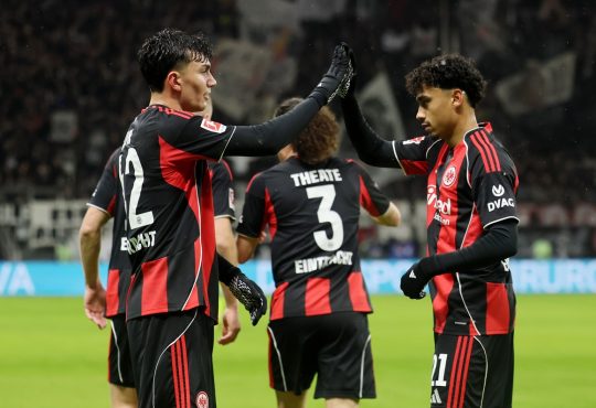 Can Uzun von Eintracht Frankfurt jubelt nach seinem ersten Treffer mit seinem Teamkollegen Nathaniel Brown während des Bundesliga-Spiels zwischen Eintracht Frankfurt und Borussia Dortmund