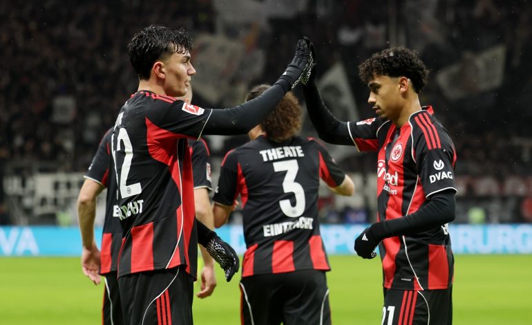 Can Uzun von Eintracht Frankfurt jubelt nach seinem ersten Treffer mit seinem Teamkollegen Nathaniel Brown während des Bundesliga-Spiels zwischen Eintracht Frankfurt und Borussia Dortmund