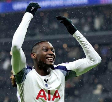Randal Kolo Muani von Tottenham Hotspur jubelt