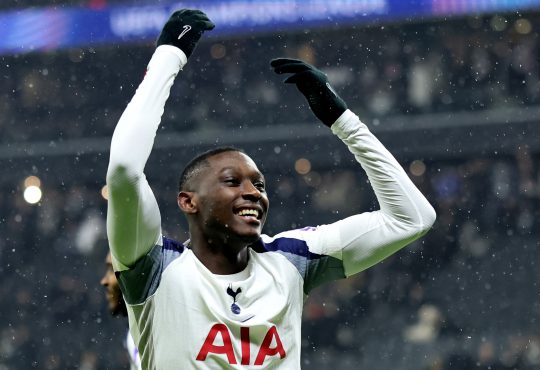 Randal Kolo Muani von Tottenham Hotspur jubelt