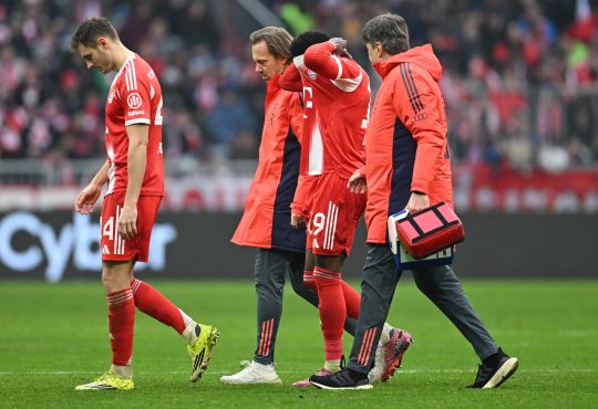 Alphonso Davies vom FC Bayern München verletzte sich am Samstagnachmittag