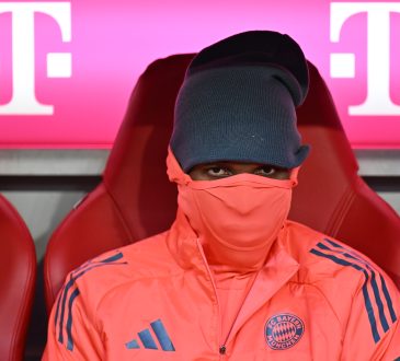 Nicolas Jackson auf der Bank beim FC Bayern München