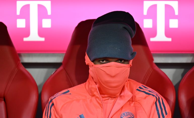 Nicolas Jackson auf der Bank beim FC Bayern München