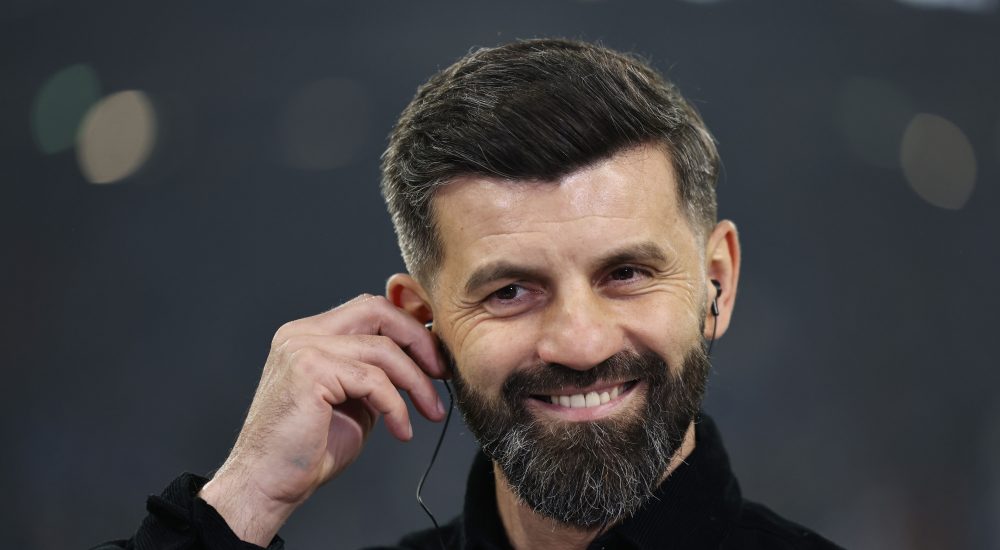 Trainer Miron Muslic vom FC Schalke 04 blickte auf das Spiel gegen Holstein Kiel