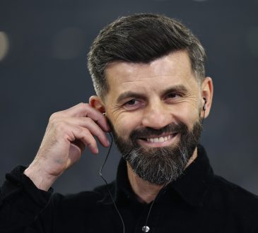 Trainer Miron Muslic vom FC Schalke 04 blickte auf das Spiel gegen Holstein Kiel